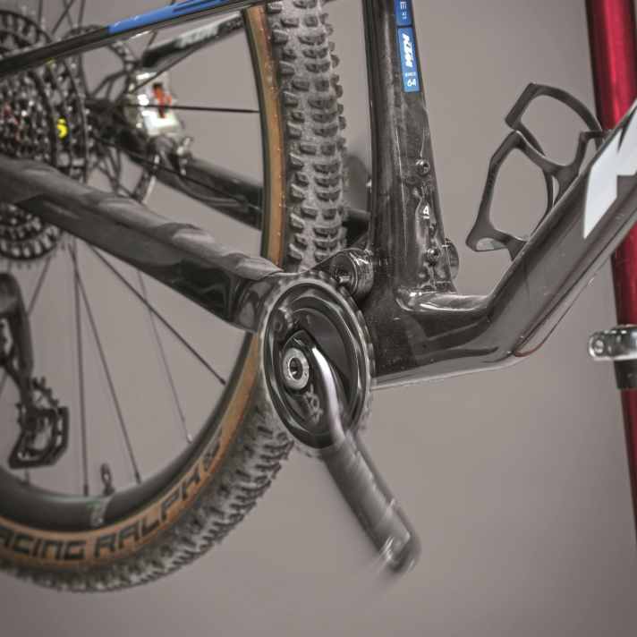 After replacing the bottom bracket and correctly fitting the crank, it should turn smoothly and without play.