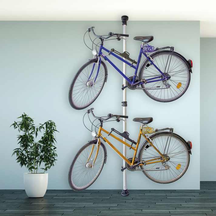 You wouldn't know that this telescopic holder comes from a specialist for furniture rather than a specialist for bicycles. At Relaxdays, we found this bar with two movable brackets that can be clamped between the ceiling and floor, so it's not bolted, yet it's super stable and can be removed without leaving a trace apart from slight shadows. The height and angle of the brackets can be adjusted, so it can also be used for trapezoidal frames or children's bikes.