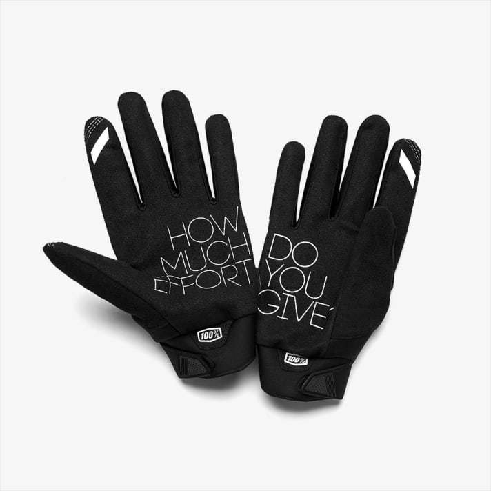 The secret of the good grip lies in the palms: No thick padding, no loose layers of material. Logically, the thermal performance is limited.