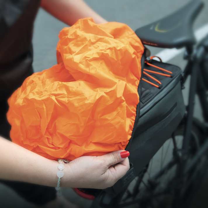 Better safe than sorry: although the material is water-repellent, a suitable rain cover is also included in the scope of delivery in case of a sudden downpour.