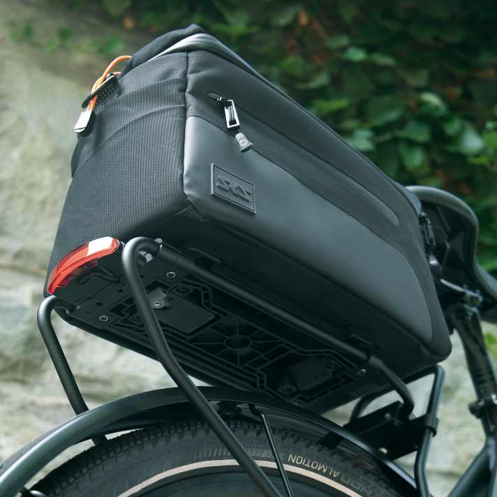 Auf die Langlöcher am Boden der Trunkbag lassen sich auch Adapterplatten von verschiedenen Hersteller befestigen.