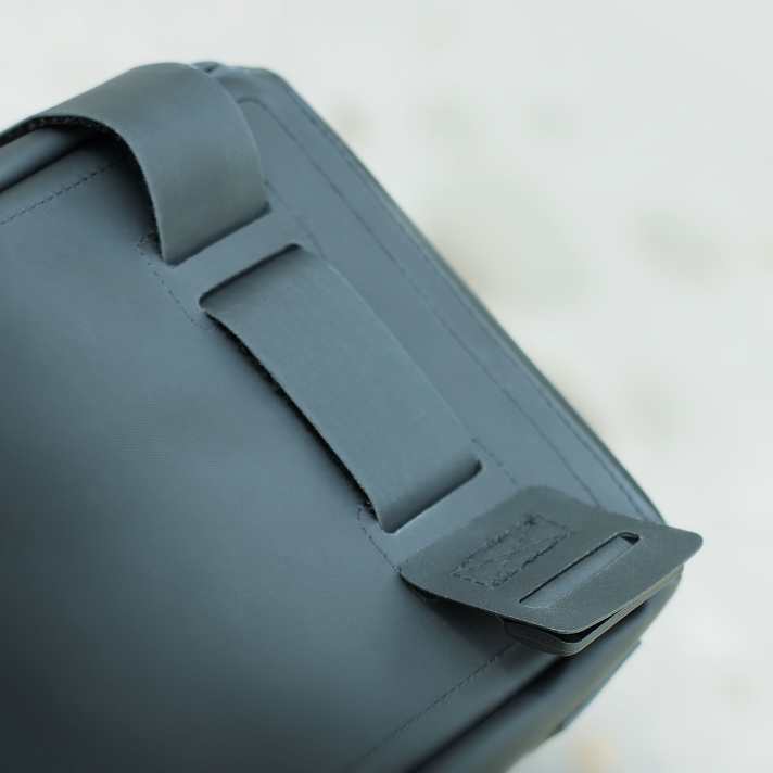 Uncomplicated: the Trunkbag is attached to the pannier rack with Velcro straps.