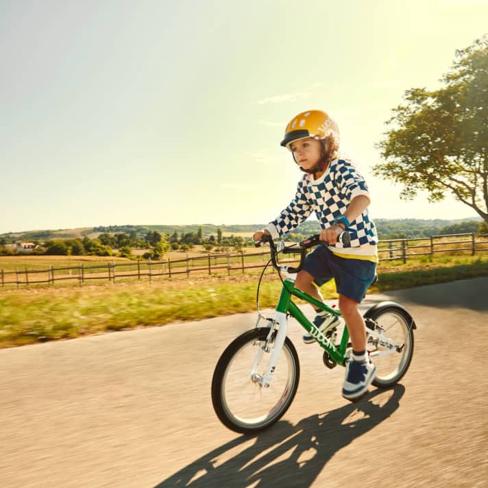 Uphill in first gear, from 11 km/h the hub automatically shifts to second gear and the youngsters can keep up with the adults.