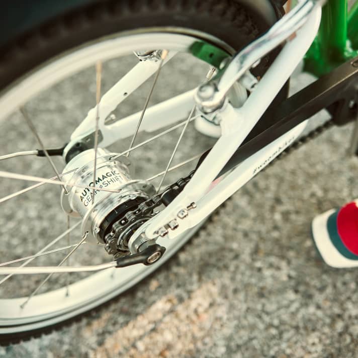 Hier spielt die Magie: Automagic nennt Woom seine Zweigang-Nabenschaltung im neuen Woom Original 3 Kinderfahrrad.