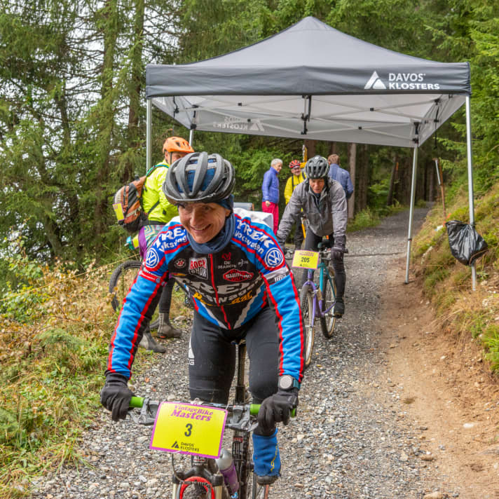 Die Schweizerin Chantal Daucourt stand Anfang der Neunziger regelmäßig auf den Podesten von CC-Worldcup und WM. Beim Joy Ride kurbelte sich quietschvergnügt die Kilometer ab.