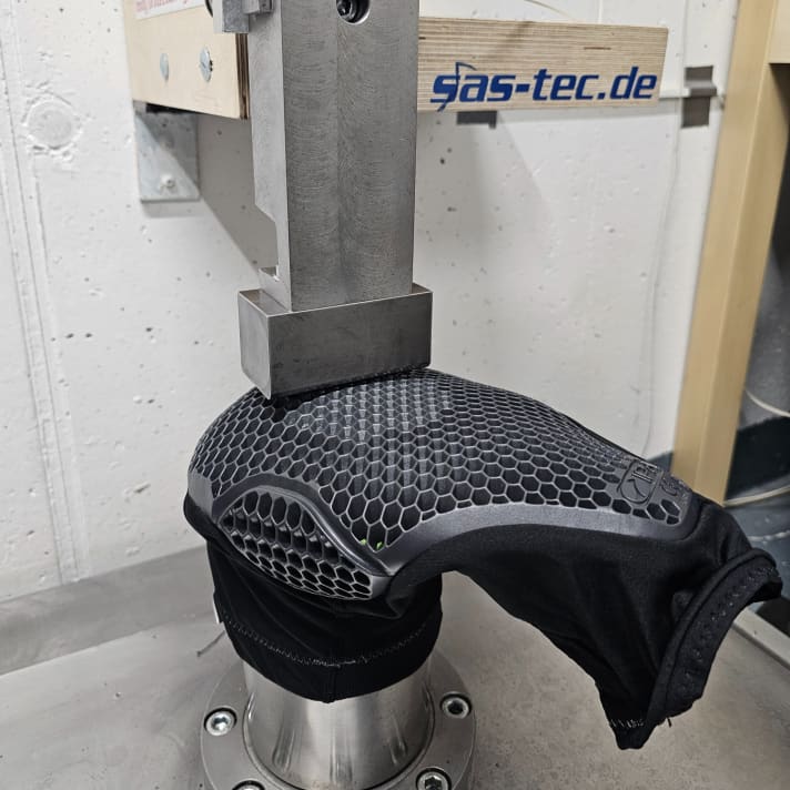 Everyone has to go through it: On the test bench at Sas-Tec, each candidate had to show how well it really protects