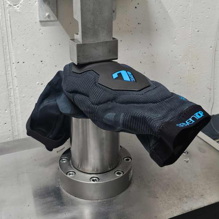 All knee pads were tested on the Sas-Tec test bench