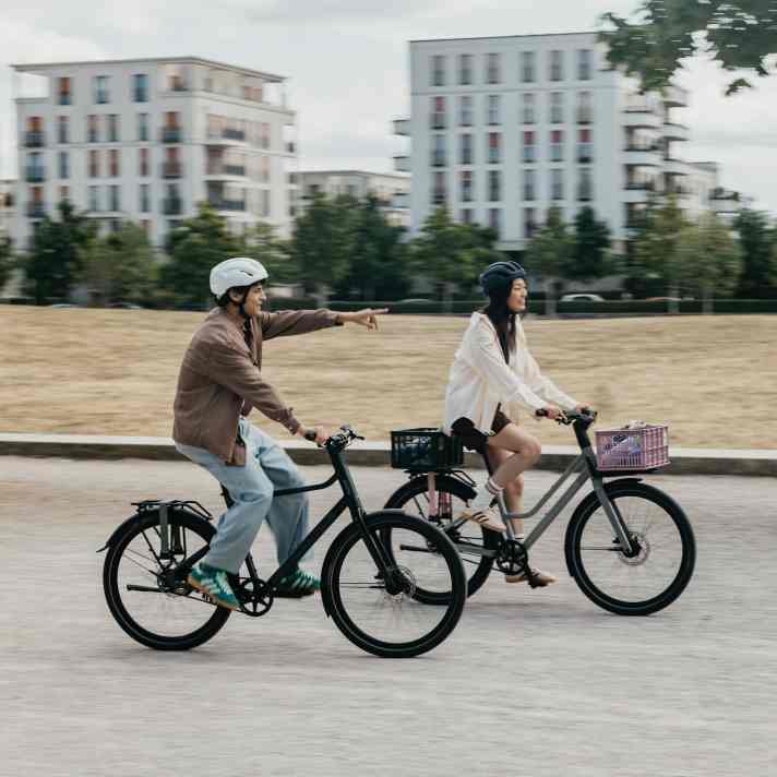 The Canyon Citylite is available as a step-over version (left) or as a step-through version (right), each optionally with or without a motor.