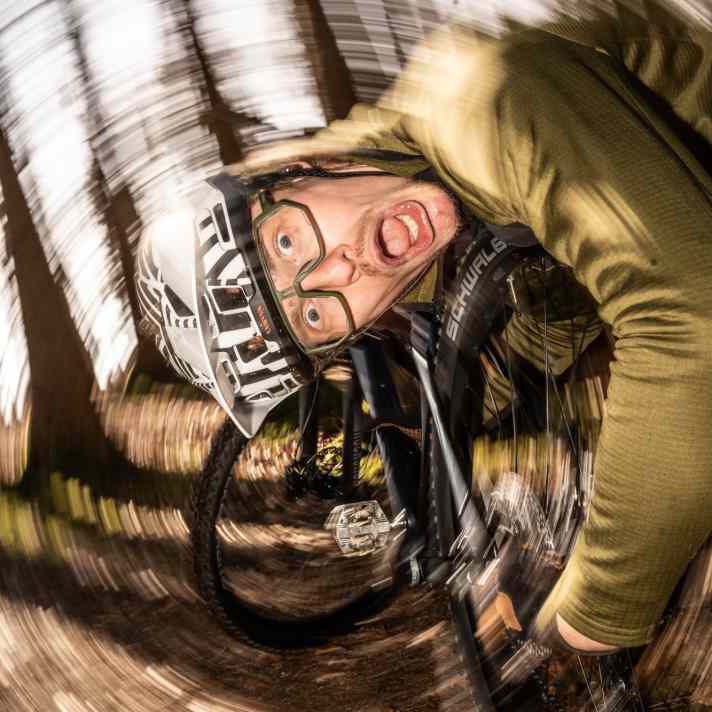 Da machen unsere Tester große Augen: Eine Seitenständeraufnahme sieht man an hochwertigen Mountainbikes nicht alle Tage. Für Hardtails mit Gepäckzuladung macht diese Option aber durchaus Sinn.