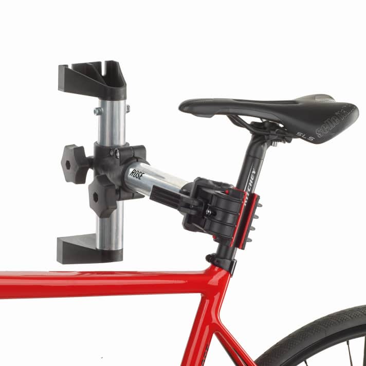 Solution deux en un : le Rose S 900 (>> <a href="https://www.awin1.com/cread.php?awinmid=11768&awinaffid=471469&clickref=B+Rose+support de montage&ued=https%3A%2F%2Fwww.rosebikes.de%2Frose-s-900-wand-montagehalter-2717207" target="_blank" rel="noopener noreferrer nofollow">disponible ici</a>*) est en soi un support de montage, par exemple pour les travaux d'entretien légers sur le vélo. Mais ses dimensions compactes et son montage mural en font en même temps une variante de rangement sûre. En raison du levier assez long vers le mur, le vélo ne doit cependant pas être trop lourd, 18 kilos maximum, dit Rose elle-même. 30 euros, c'est un bon prix.