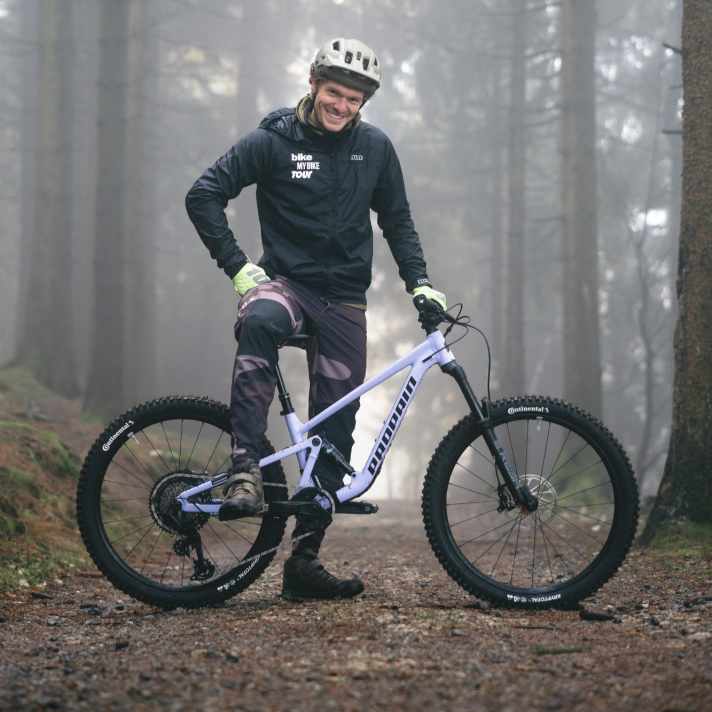 Ist doch ein bisschen klein: BIKE-Redakteur, Sozialpädagoge (BA) und Erziehungswissenschaftler (MA) Jan Timmermann mit dem Propain Yuma 4 26 Kinder-Mountainbike.