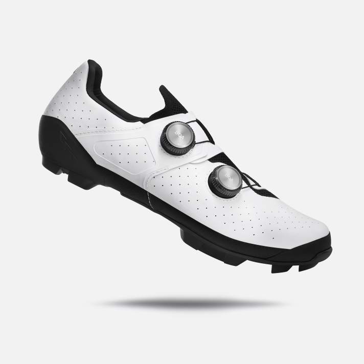 BOA twist fasteners on the new Canyon Tempr CFR shoes are designed to ensure optimum adaptation to the rider's foot.