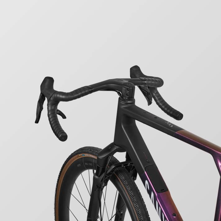 The suspension fork can be locked with the push control lever (left on the handlebars)