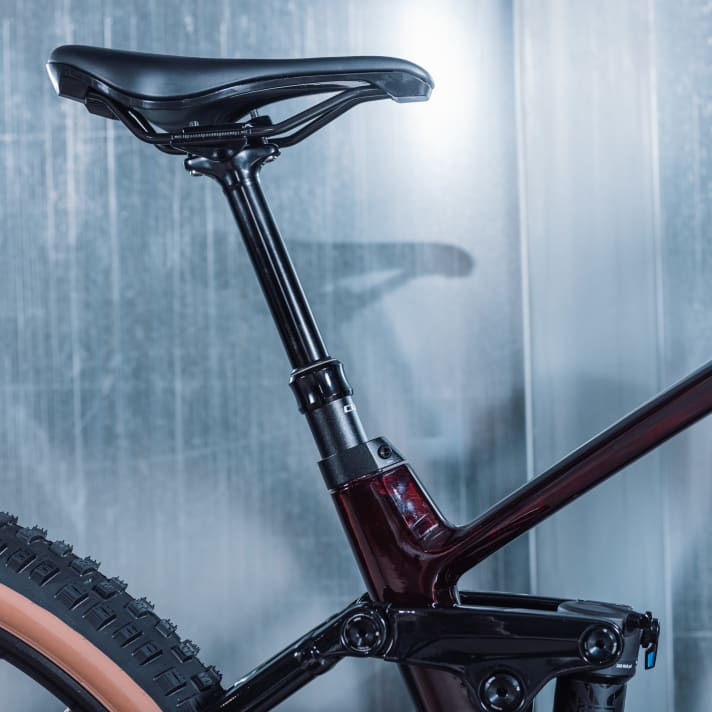 Cube Stereo Hybrid 140 HPC Race 750 in the colour Liquidred 'n' Black