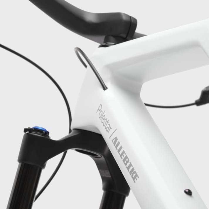 Wireless shifting and seat post do without cables. The brake lines run inside the frame and the handlebars and stem merge in the cockpit. The Allebike Alpha Polestar Edition is designed to be simple and functional. Just like the cars.