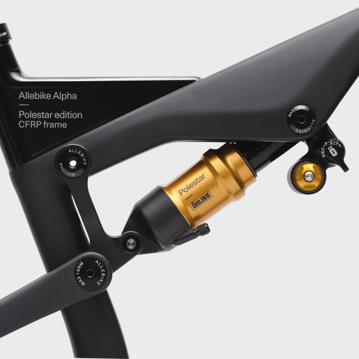 Auch der Öhlins TTX1R Dämpfer wurde in Schwedengold lackiert und mit Polestar gebrandet.