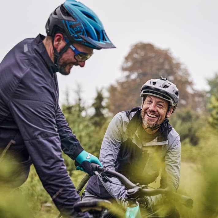 Andi and his mate Marco from the "Radlchaosgmoa" (bicycle chaos community), a relaxed community of former enduro and downhill racers who regularly come to the Altmühltal for their trail rides.