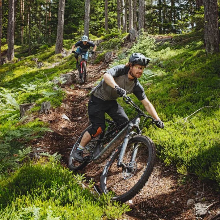 FETT FEDERWEG for maximum riding fun in difficult terrain: Seven enduro bikes flex their muscles. Plus: Are light enduro bikes the better downhill riders?