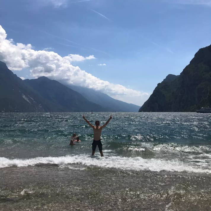 Das Bad im Gardasee gehört einfach dazu – David feiert das erfolgreiche Ende der BIKE Transalp 2022.