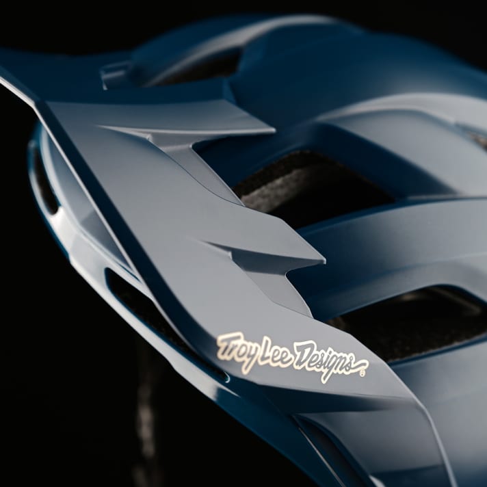 The visor can be adjusted to two positions and protects the eyes from blinding sunlight