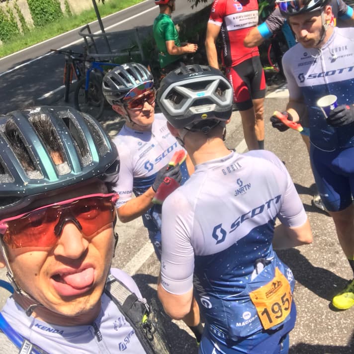 While the others are already feasting, David still can't get a bite down at the first refreshment station.