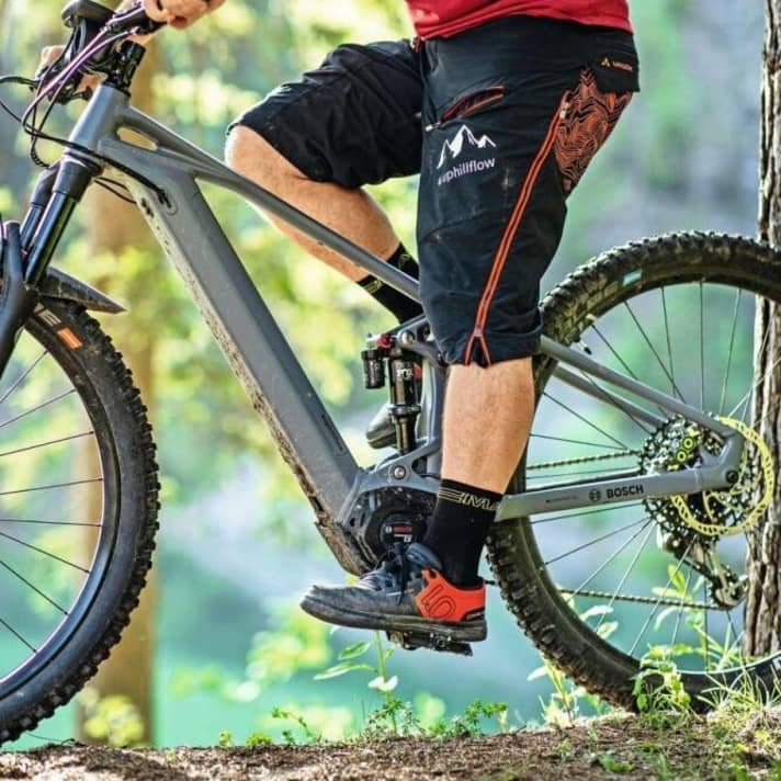   Maximale Sattelhöhe: Wenn die Ferse auf dem Pedal steht und das Bein durchgestreckt ist, sollte die Sattelhöhe stimmen.