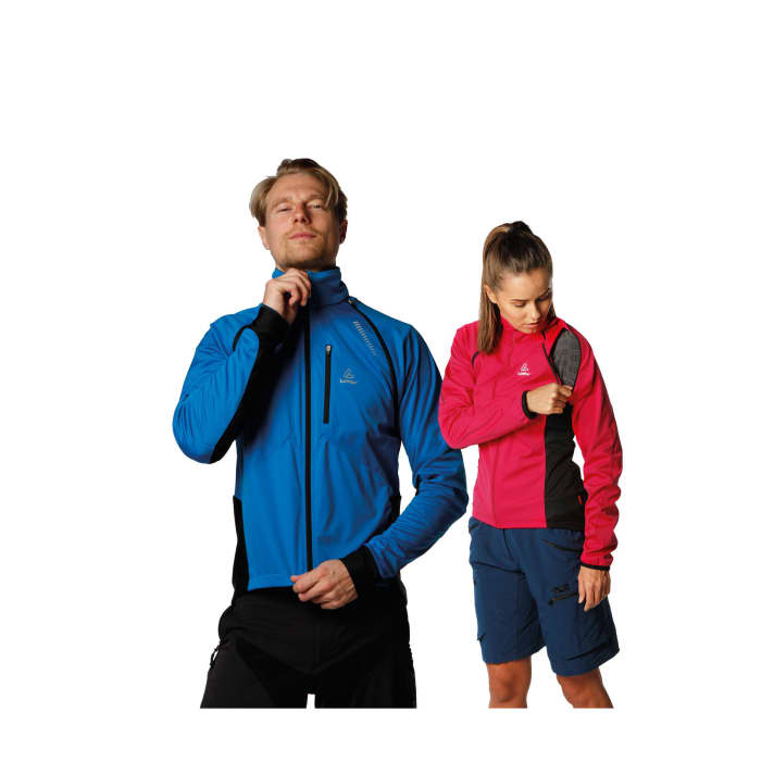   Wenig isolierte aber aufwendig geschnittene Softshell mit abnehmbaren Ärmeln.