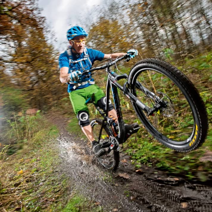 Nur Mut zum Matsch-Manual – die Pfütze zu umfahren hieße schließlich nur, den Trail zu verbreitern. Einem gut geschützten MTB macht ein bisschen Wasser schließlich wenig aus.