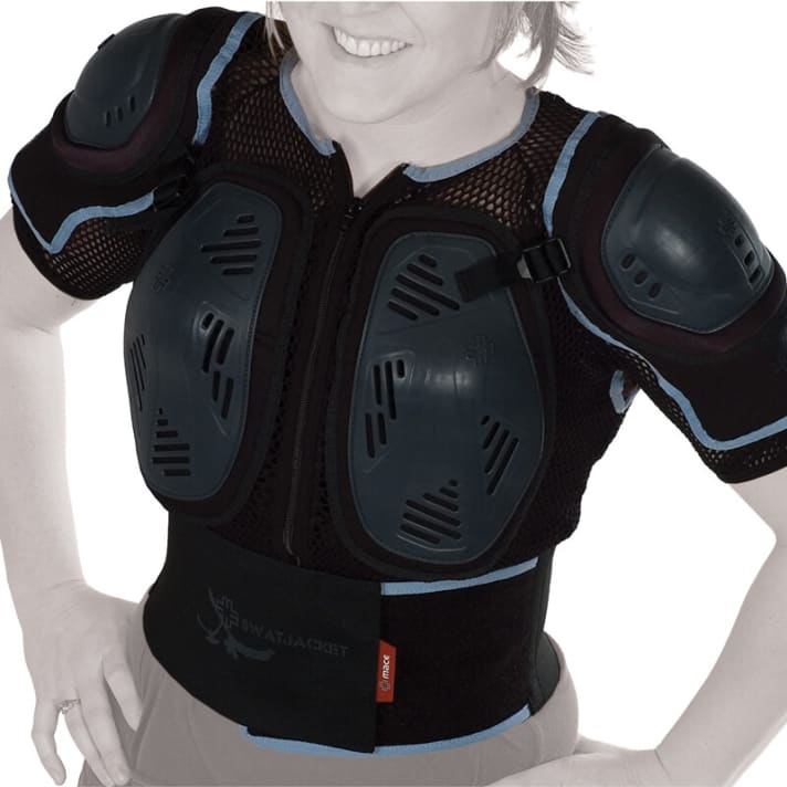   Women’s Swat Jacket von Mace. Alle Hartschalenprotektoren dieser Jacke sind speziell auf die weibliche Anatomie abgestimmt – vor allem vorne. Erhältlich in vier Größen, 139,99 Euro. www.macegear.com