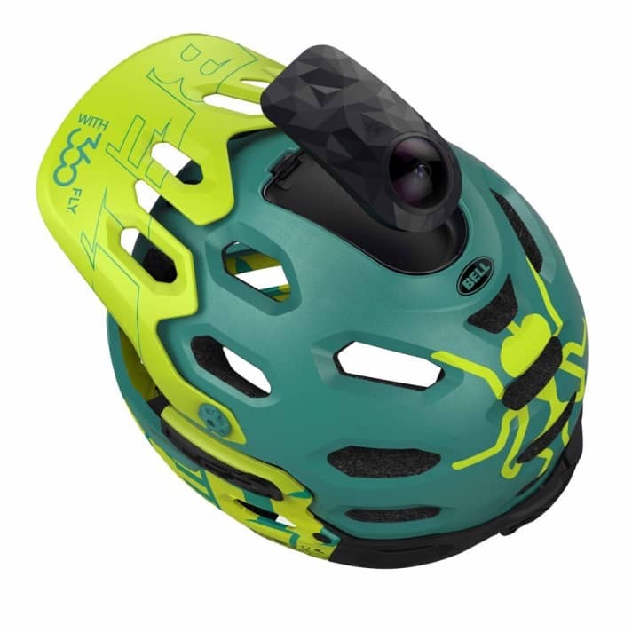The 360-degree camera is easy to remove and can therefore also be used without a helmet.