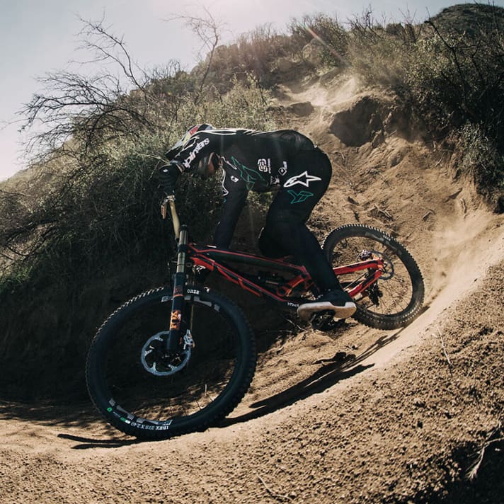   Aaron Gwin scheint die Geometrie des Tues wie auf den Leib geschneidert zu sein.