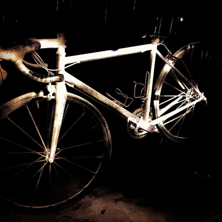   Das Albedo100 Permantent Metallic ist tagsüber ein wasserfester grauer Lack, nachts reflektiert er Licht und bringt Oberflächen zum Leuchten.