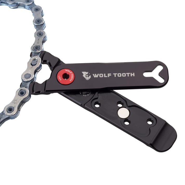   The magnet in the handle holds the chain locks and, together with the opposite pole in the other handle (not visible), keeps the pliers closed.