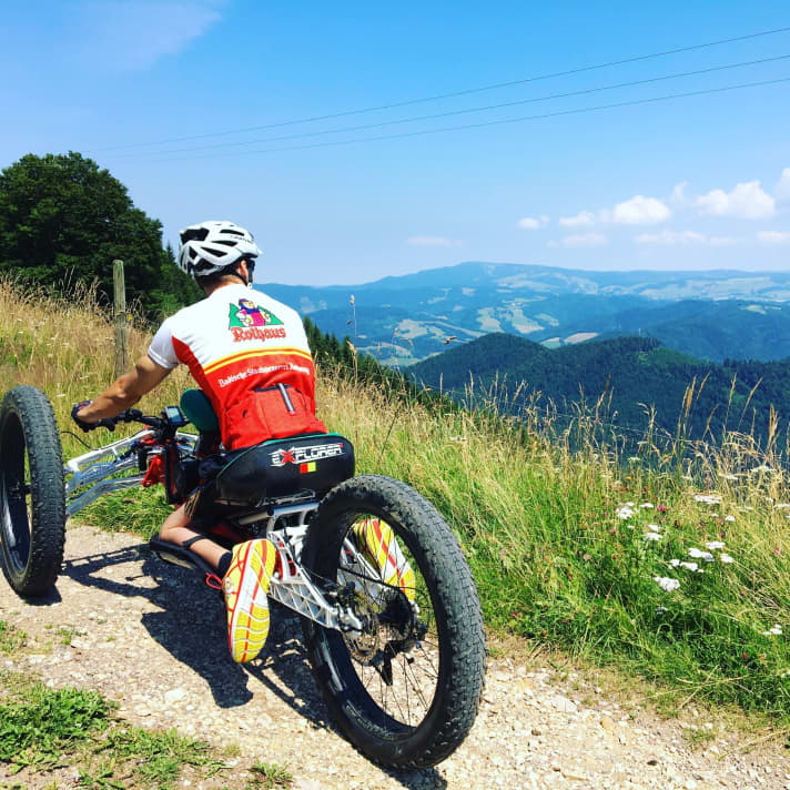   Das Handbike (in der Heavy-Duty-Version) ermöglicht Benny wieder ausgedehnte Touren durch den Schwarzwald.