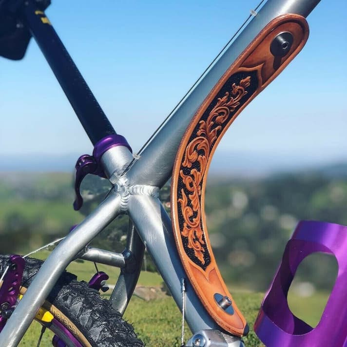   Das Cunningham-Hommage-Bike begeistert mit seinen liebvoll ausgearbeiteten Details – hier zum Tragen ein von Hand gefertigter Schulterriemen aus Leder.