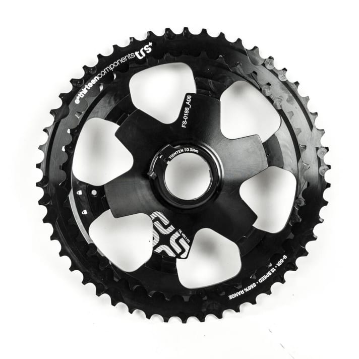   A solidly supported aluminium spider keeps the 50 mm chainring in check.