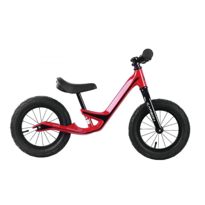 Royal Baby: The chic carbon learner bike is not just for blue bloods, but for everyone who was infected with the two-wheeler virus at an early age. The high-end speedster rolls on 12-inch aluminium rims with pneumatic tyres. The youngsters are enthroned on a comfortable saddle that can be adjusted in height. The handles are fitted with impact protection. The price for this royal pleasure: 369 euros.