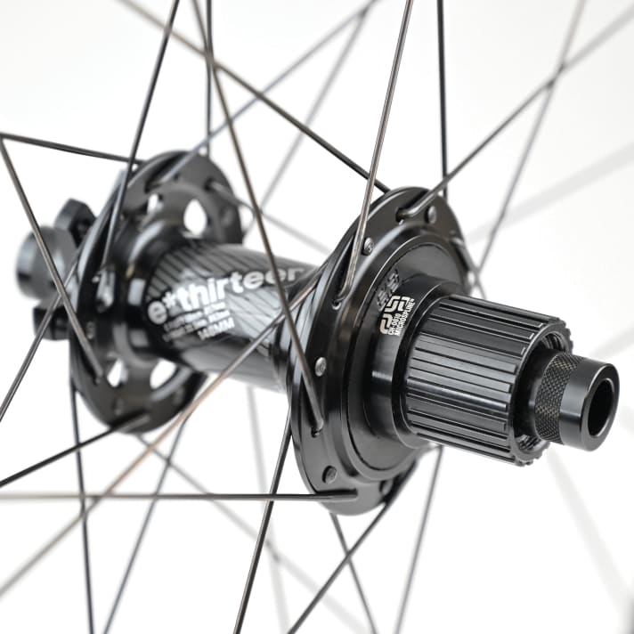   Die neu entwickelte Nabe für den XCX Race Carbon Laufradsatz. Mit einer Kombination aus Drücken und Drehen soll sich auf der Nicht-Antriebsseite die Achse entriegeln und dann entnehmen lassen. Das erleichtert die Wartung. Neben Microspline gibts die Laufräder natürlich auch mit XD-Freilauf, jeweils im Boost-Format.