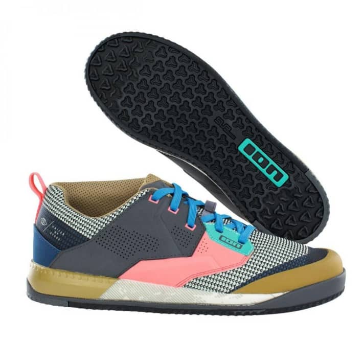     <a href="https://www.awin1.com/cread.php?awinmid=11768&awinaffid=471469&clickref=Ion+Shoe+Scrub&p=%5B%5Bhttps%253A%252F%252Fwww.rosebikes.de%252Fion-shoe-scrub-amp-flat-pedal-schuhe-2683501%253Fproduct_shape%253Dmulticolour%5D%5D&pref1=bike" target="_blank" rel="noopener noreferrer nofollow">Ion Scrup AMP</a> * (3 pairs, value € 149 each) Do you appreciate style, durability and perfect grip? Then we have just the thing for you with Ion's new flat pedal shoe! The sole is divided into special zones for pedalling or running. They guarantee optimum grip in every situation. The asymmetrical shaft of the Scrup AMP offers sufficient protection and support for the joints, even during daring stunts. Paired with the chic retro design, these trainers also make a lasting impression in everyday life.