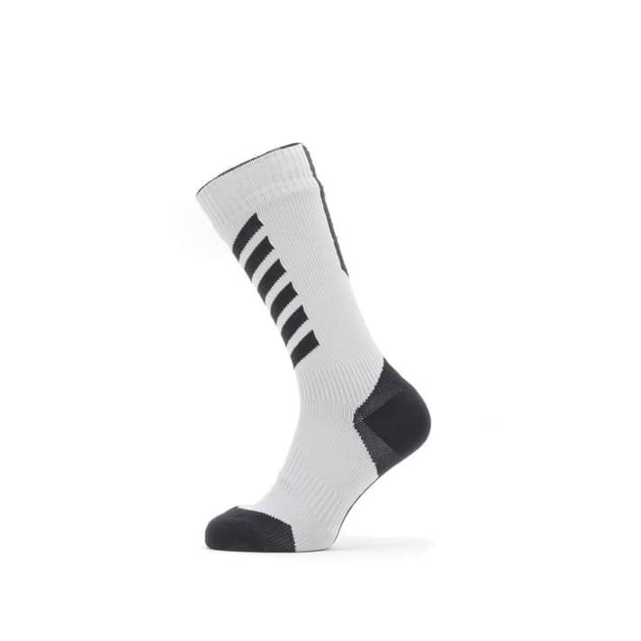   If you don't want to wear winter shoes on mild winter days, you can opt for waterproof socks. The Sealskinz Mid Length socks are wind and waterproof and lined with merino wool on the inside. At <a href="https://www.awin1.com/cread.php?awinmid=11768&awinaffid=471469&clickref=B+Socks+Sealskinz+Mid+Length+Socks&ued=https%3A%2F%2Fwww.rosebikes.de%2Fsealskinz-waterproof-cold-weather-mid-length-sock-mit-hydrostop-wasserdichte-socken-2679909" target="_blank" rel="noopener noreferrer nofollow">Rosebikes currently for 42.95 euros</a> *.