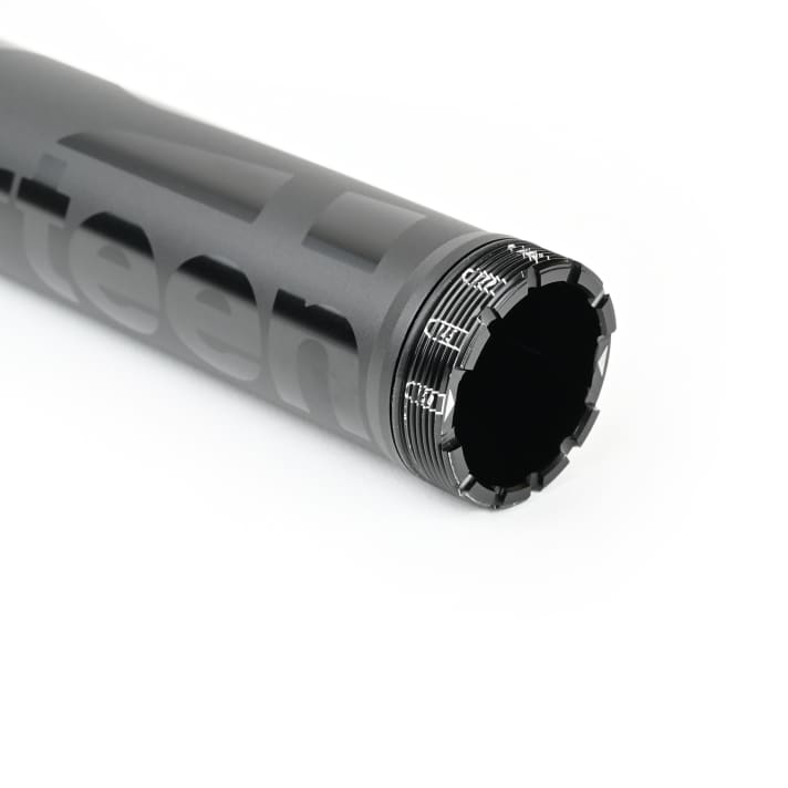 Unter der Verschraubung ist der jeweilige Hub eingraviert. Die Hülse wird einfach dazu passend ausgerichtet.