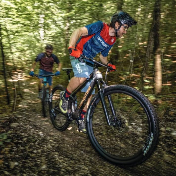 Our special focus shows the trends for the coming season. Already on sale: the most exciting mid-season models in individual tests. Ten bikes from all categories.