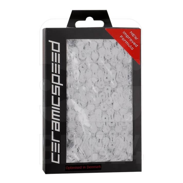 Stolze 125 Euro ruft <a href="https://amzn.to/3nqn7Ud" target="_blank" rel="noopener noreferrer nofollow"> Ceramicspeed für seine UFO Chains </a> * auf. Die 10fach,11fach oder 12fach-Ketten werden in einem speziellen Verfahren in Dänemark poliert, entfettet, geschmiert und mit Teflon-Puder bestäubt. Das soll für 2-5 Watt weniger Leistungsverlust am Antrieb sorgen. Die Beschichtung soll bei trockenen Bedingungen für 600 Kilometer halten.