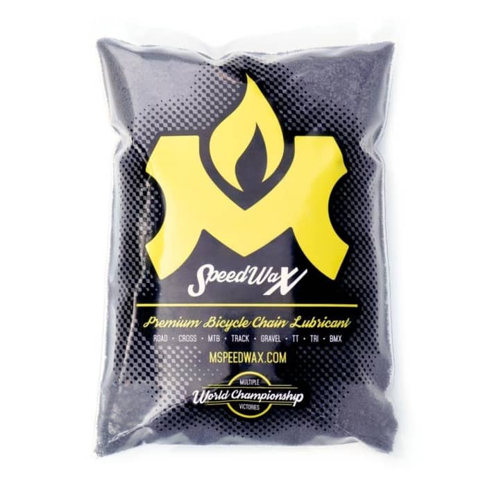 Das <a href="https://moltenspeedwax.com/" target="_blank" rel="noopener noreferrer nofollow"> Molten Speed Wax </a>  ist eine paraffinhaltige Wachsbeschichtung und kostet pro Beutel etwa 28 Euro. Damit kann man seine Kette etwa 20 Mal behandeln. Doch die Anwendung ist aufwändig. Erst muss man die Kette komplett entfetten und dann mit der Wachslösung präparieren. Dafür versprechen die Amerikaner eine durchgängig saubere Kette, geringe Reibungsverluste und weniger Verschleiß. 500 Kilometer soll die Kette bis zur nächsten Behandlung auskommen.