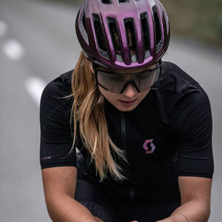 Centric Plus: The aerodynamic race helmet impresses with its low weight and optimised ventilation. The MIPS system is designed to prevent serious brain injuries. The Centric Plus is available in various colours. If you don't like the dark purple Contessa colour, you can also opt for a different colour. Price: 195.95 euros.