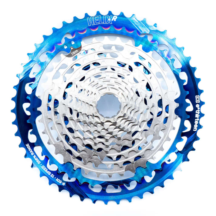   E-Thirteen Helix R in the supposedly particularly durable "Intergalactic <a href="https://en.wikipedia.org/wiki/Physical_vapor_deposition" target="_blank" rel="noopener noreferrer nofollow">PVD</a> finish".