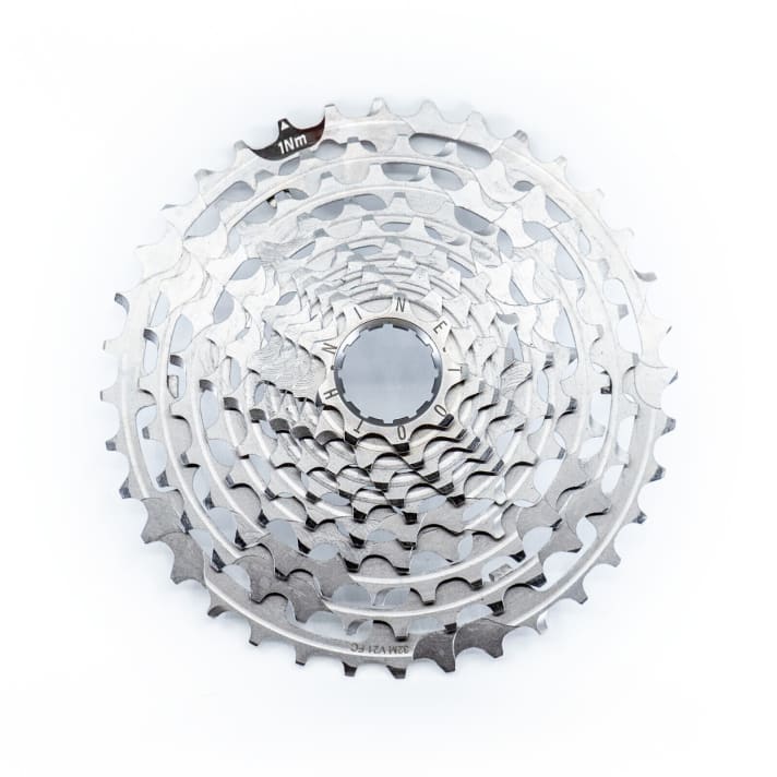   The milled steel body of the Helix R with 10 gears is very airy and significantly lighter than the previous version. Newly designed cut-outs are intended to improve shifting performance.