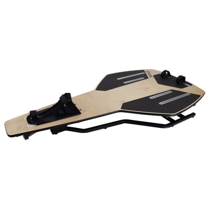   Der US-amerikanische Hersteller Saris stellt bei seiner MP1 Infinity Plate Rollentrainer und Rad auf eine Holzkonstruktion, die horizontal und vertikal beweglich ist. Die 28 Kilo schwere Plattform bringt spürbar mehr Bewegung ins Spiel, kostet allerdings auch fast 1000 Euro (z.B. <a href="https://www.awin1.com/cread.php?awinmid=9057&awinaffid=471469&clickref=B+Saris+MP1+Infitnity+Trainingsplattform&ued=https%3A%2F%2Fwww.wigglesport.de%2Fsaris-mp1-infitnity-trainingsplattform" target="_blank" rel="noopener noreferrer nofollow">bei Wiggle erhältlich</a> *).