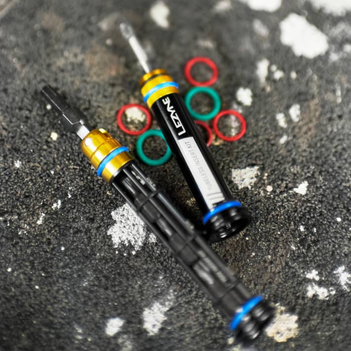 The colourful O-rings are of different thicknesses. Lezyne wants to ensure a rattle-free fit for all standard handlebar diameters. | n.