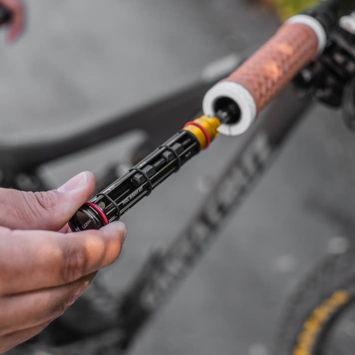 Der Handlebar Hero wird einfach in die Lenkeröffnung geschoben. Die bunten O-Ringe aus Gummi sorgen für eine optimale Passform und verhindern nerviges Klappern. | n.
